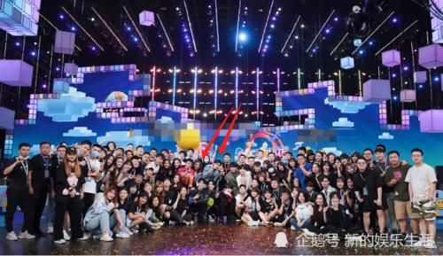  baby和蔡徐坤|《奔跑吧》收官才半个月，baby蔡徐坤就合体录《快本》，姐弟俩站位显眼