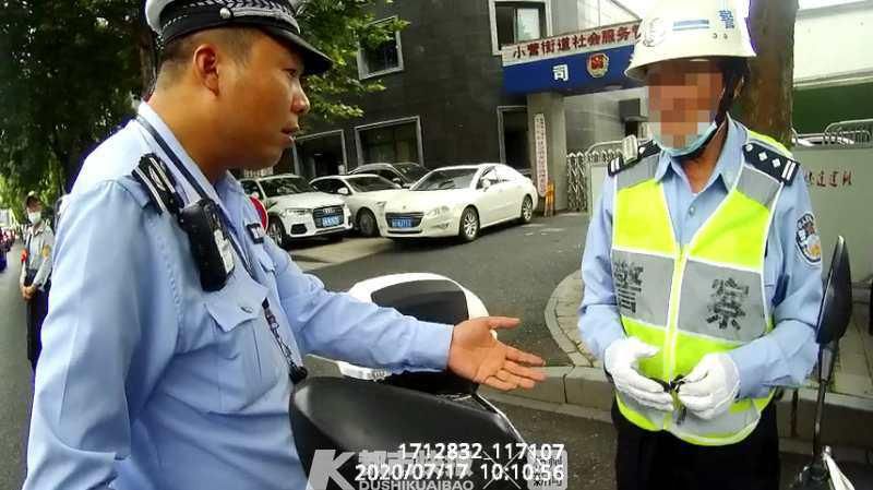  电话|什么？派出所接到交警电话：76岁假交警竟然出现在闹市区