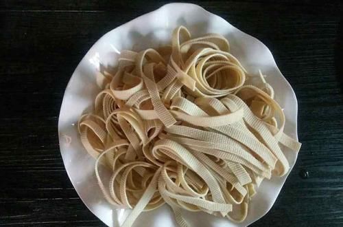  豆腐皮|炒豆腐皮时，直接下锅是错误的，学会这招，豆皮贼入味，吃比肉香