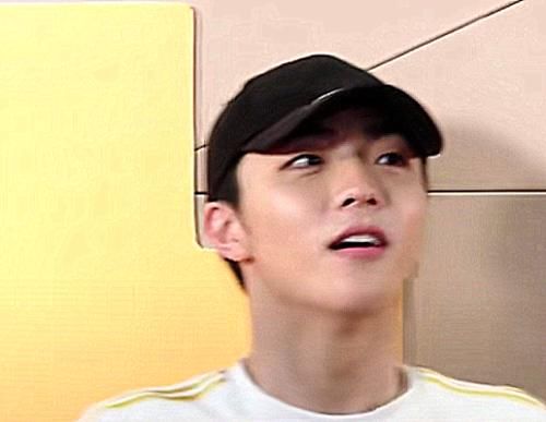  表情|蔡徐坤撕陈立农名牌，下手毫不犹豫，看到对方表情：“塑料”兄弟