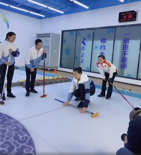  膝伤|女排奥运冠军再度现身，曾饱受膝伤困扰，如今竟挑战新体育项目