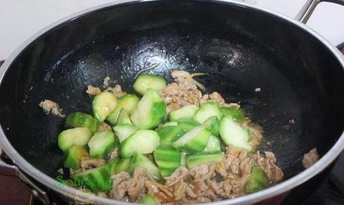  丝瓜炒肉|进入8月，夏天吃这瓜，加肉鲜香味美，营养全面