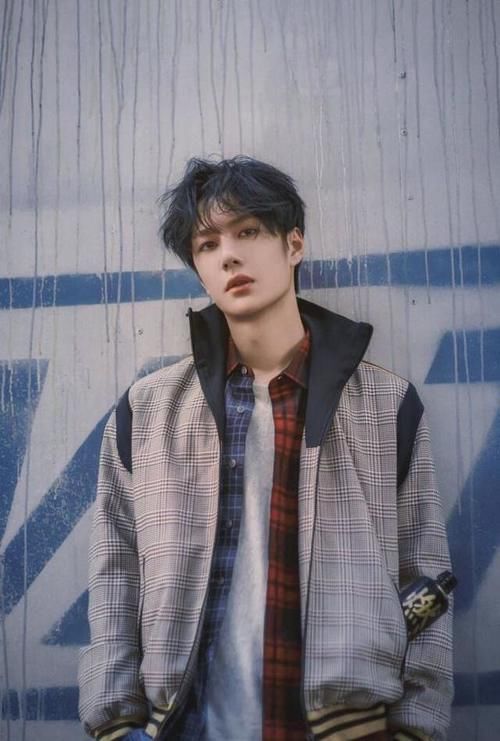  摔滑板|真性情or太暴躁，王一博激动时摔凳子，街舞文化里还有这元素？