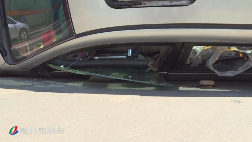  车主|绿榕北路一辆小轿车侧翻在机动车道上，车主一头雾水