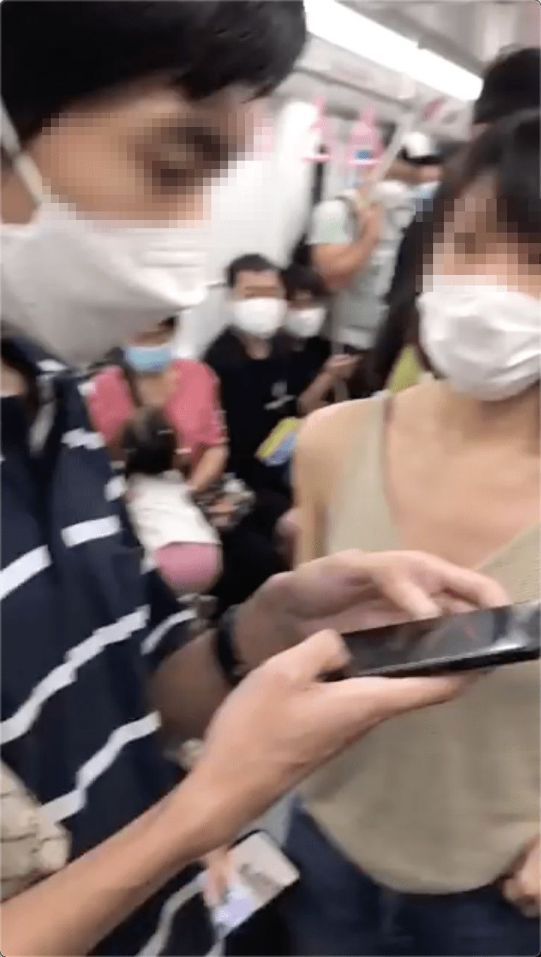 乘客|沪一男子地铁上偷拍女乘客隐私部位 被小姐姐一顿训！轨交警方：偷拍男子已被行拘