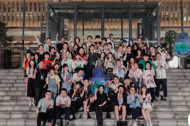  刘宇宁|黄晓明合照玩手机引热议，镜头放大看清手机内容后，瞬间原谅他了