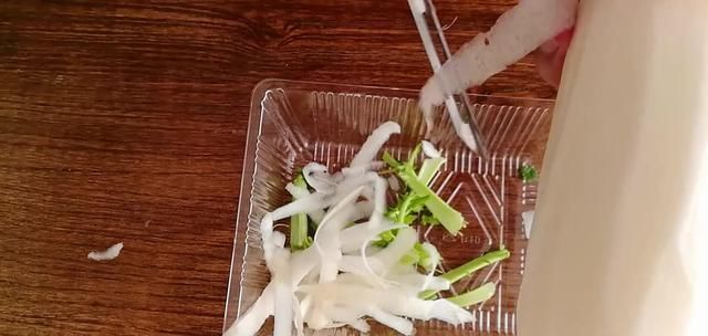  教你做|教你做正宗的萝卜排骨做法，学会这一招，上桌连汤都不剩