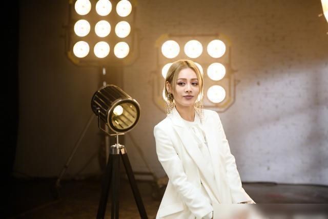  乘风破浪|《乘风破浪的姐姐》越来越难看，装嫩、假唱、炒作等注定高开低走