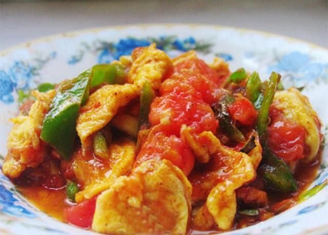  鸡蛋打入碗|青椒炒鸡蛋的12种做法，黄绿搭配色彩美观，口味鲜香营养丰富