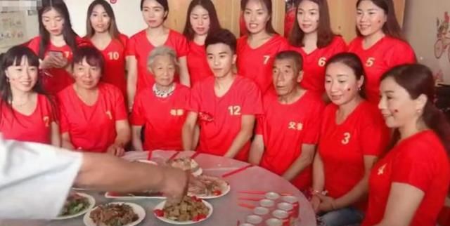 亲姐|还记得11个亲姐凑32万为弟弟娶亲买房的事？还有后续，心酸又现实