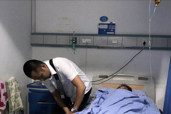 群众偷拍|睡在长椅上的社区副书记！