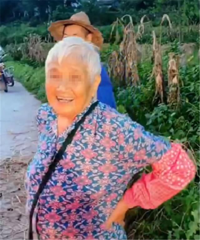 宝马|宝马敞篷车被爷爷奶奶用来装稻草，车主一脸无奈，但他们笑意十足