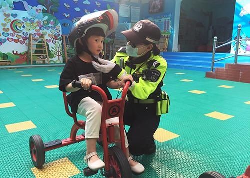 宣传|警园互动宣传“一盔一带”