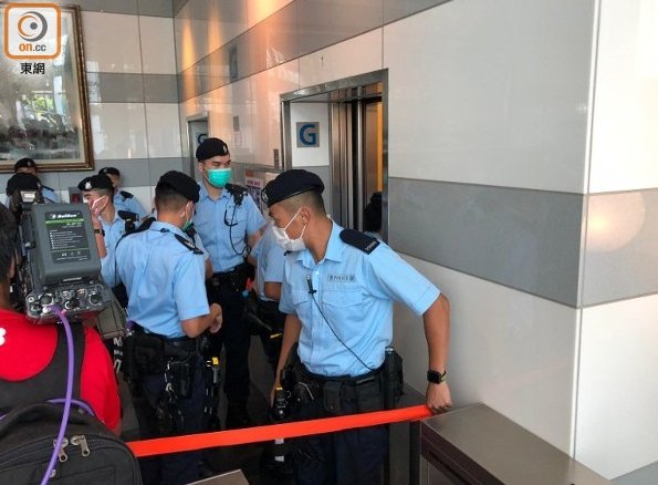  带走|警方搜查黎智英次子经营的餐厅 带走电脑