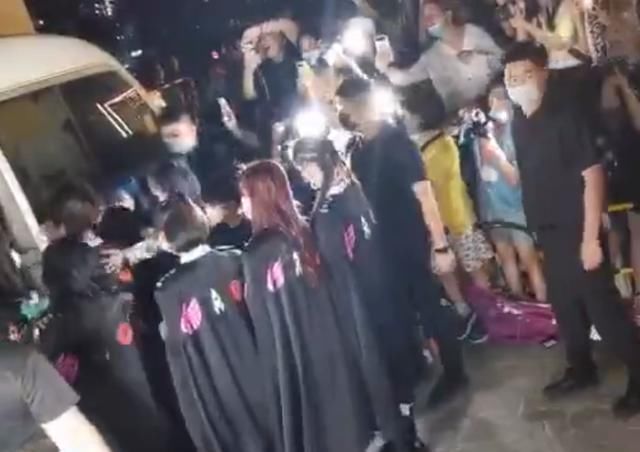  Yamy|火箭少女围成圈护送Yamy，穿专属披风显团魂，但网友却看不下去了