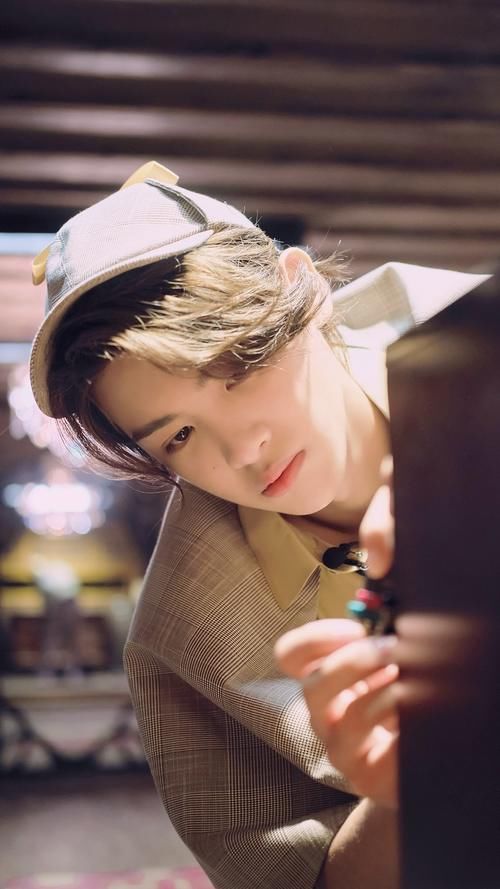  男孩|海浪来时黄明昊一把抱起安崎，那一刻我看到了一个十八岁男孩的担当