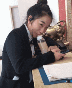 段子|搞笑GIF段子:老婆,你这笑容我看发慌,有啥你就直说吧