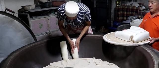 巨无霸|大叔街头卖“巨无霸”小吃,8元一个生意火爆,抱着啃都吃不完