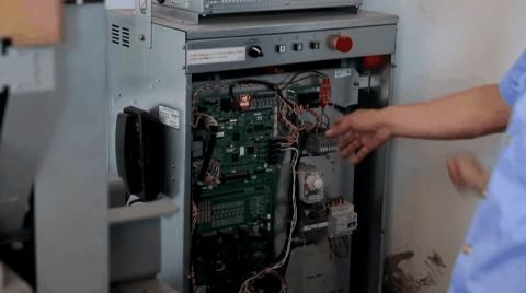  故障|金山一台电梯突然停运...但被困电梯里的人却一点不害怕？