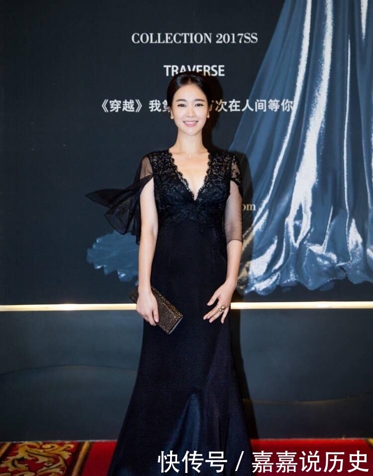 十足|左晓卿很有“阔太太”气质范,穿黑色连衣裙优雅大气,贵气十足