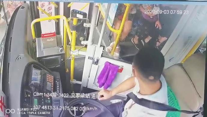 连闯|发生了什么？34路公交司机连闯两个红灯！一车人竟都同意…