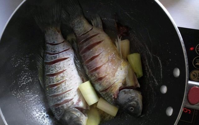  好喝|炖鱼汤时，难怪不好喝，第一步就错，多加这一步，鱼汤好喝又鲜美