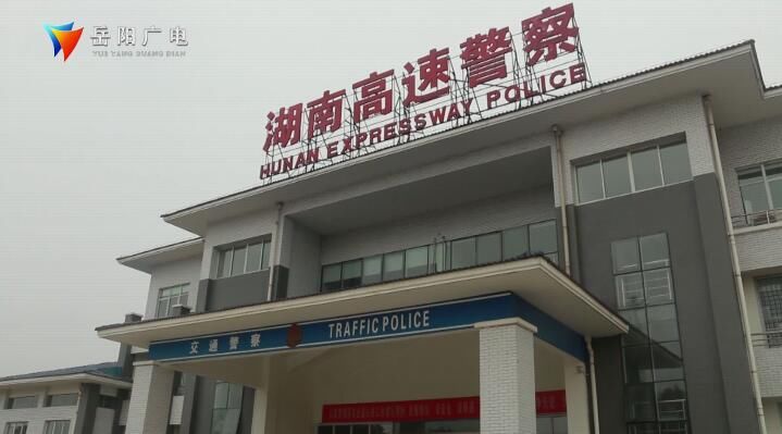  上前|男子开车犯困撞上前车 夏季安全行车 谨防疲劳驾驶！