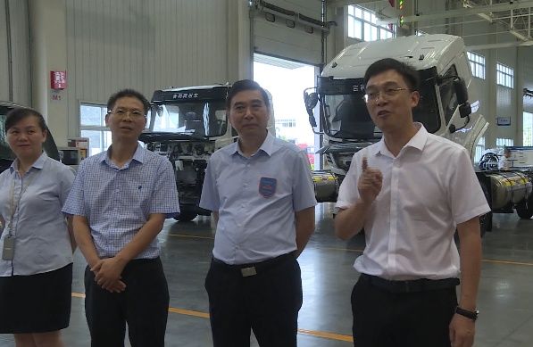  竟然|啥操作？今天下午的南充嘉陵这几个领导竟然给这些人送起了礼物！