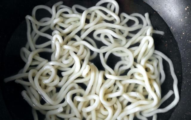  麻酱中|土豆粉里加点这个佐料，好吃到舔盘！孩子说他还可以再吃一碗