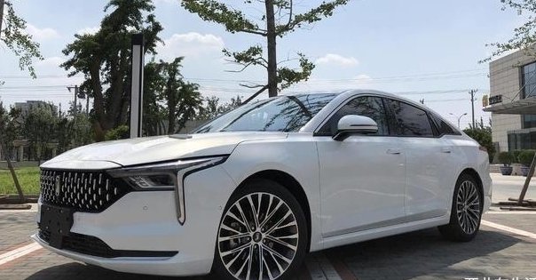  国产汽车厂商|全新奔腾B70现身，红色涂装很洋气，19寸轮毂加持配1.5T