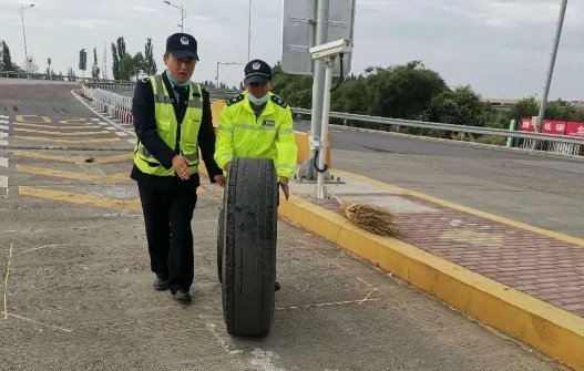  货车|宁E大货车轮胎掉落在收费站ETC车道，司机竟全然不知