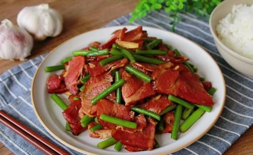  蒜薹炒腊肉|《中餐厅4》张亮做的这道菜，下锅随便一炒真叫香，米饭连扒了3碗