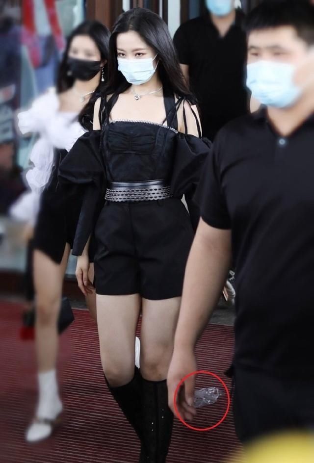  亮相|硬糖少女亮相《炽热的我们》，面对前辈气场十足，陈卓璇险些滑倒