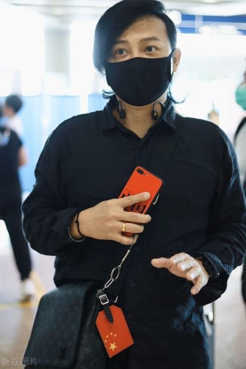 形象|陈志朋现身机场，穿搭黑色紧身却被发型吸引，妖娆妩媚成为新形象