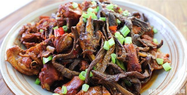 冬天|茄子这样处理下,30一斤都不贵,到冬天烩菜比吃肉还香
