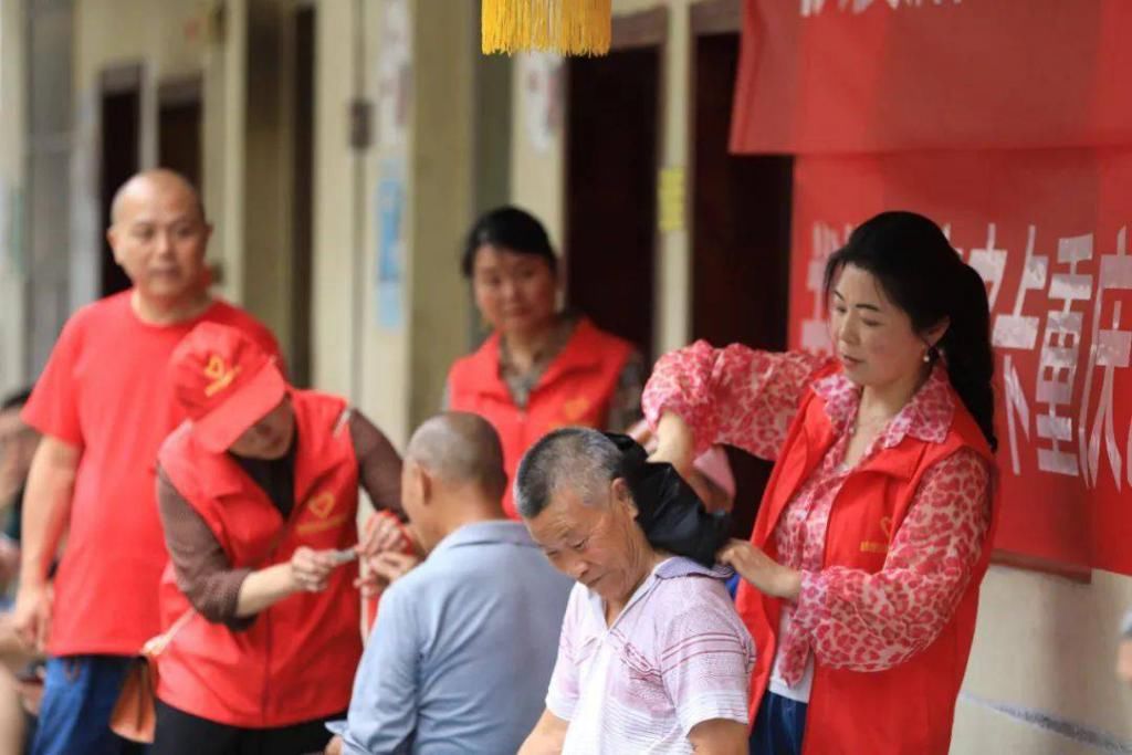 忙碌|这群爱心志愿者忙碌的身影感动了你我！