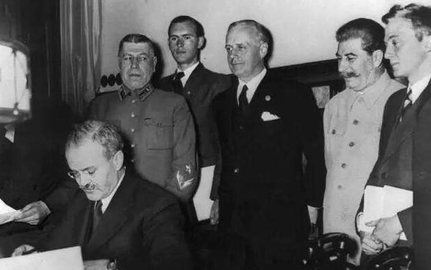 世界大战|波兰为何否定二战苏联的贡献？背后暗藏肮脏交易，波兰成受害者