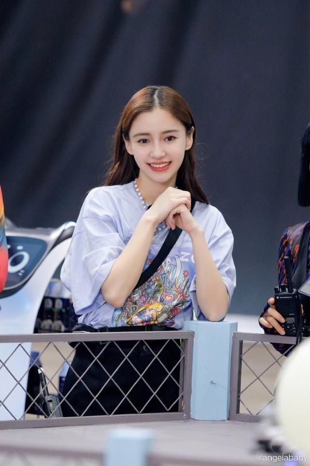 海绵|Baby穿浴袍看儿子游泳 小海绵正面曝光神似黄晓明