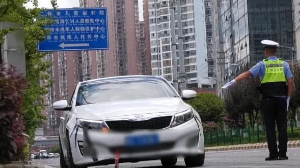  坐到|监控里两男子坐到了车顶上，奇葩的举措竟是因为......