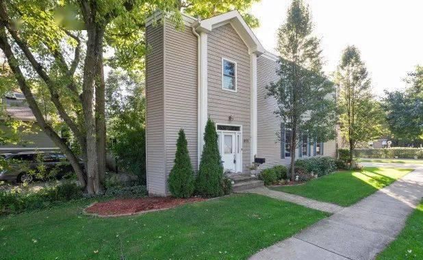  房爆|闪瞎眼：宽度不到1米的纸片房爆红全网！网友：真的能住人？