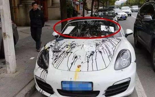  鸡蛋|保时捷乱停车惹怒路人，车身被泼墨扔鸡蛋，车主只能自认倒霉！
