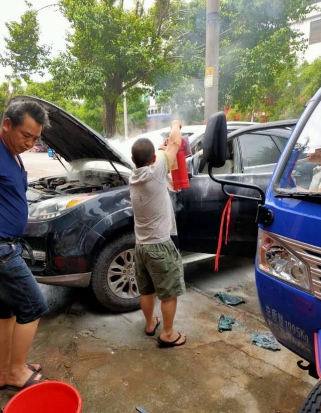  小车|一辆停靠在路边的小车突然起火，单师傅在救火