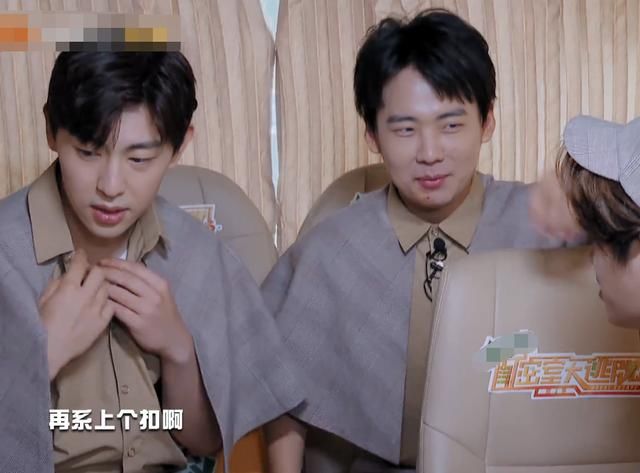  期节目|见到邓伦上车后，郭麒麟默默做的小动作引关注，暴露真实家庭素养