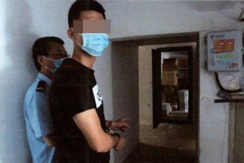  判处|只因回头看了一眼，男子半夜偷走价值10万的好酒：好奇箱子里是什么，就想有机会去看看