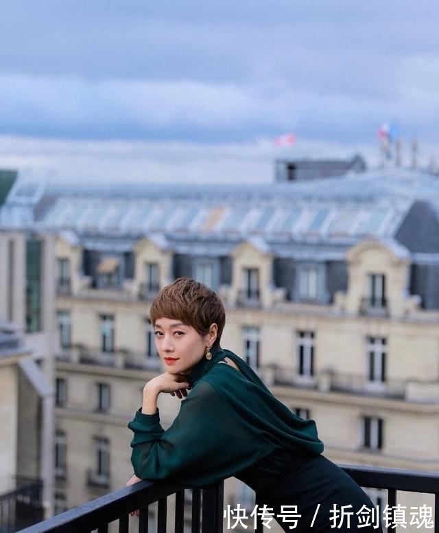 搭配|马伊琍简直是“气质女神”,墨绿色雪纺衫配半裙,尽显知性优雅感!