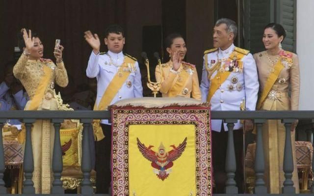  颜值|泰国小王子15岁就有女友，德国混血小美女颜值超高，王子一脸讨好