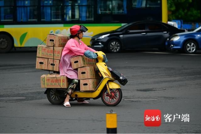 闯红灯、逆行、不戴安全帽……记者走访海口街头发现各种交通乱象不少|不文明交通行为曝光台 | 城市