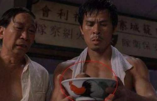  筷子|佘诗曼晒午餐肥肠面，轻咬筷子笑容甜美，经典公鸡碗太抢镜！