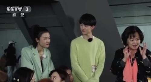  发福|54岁鞠萍现身《华彩少年》，身材发福不少，与周涛不像同龄人