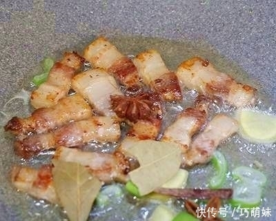  不吃|如果孩子们不吃胡萝卜怎么办？炖一锅五花肉烧胡萝卜菜，营养可口